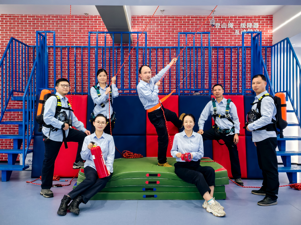 2025.11.06全家福2.png 2025.11.06全家福2.png